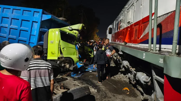 Tertemper KA Dhoho, KAI Daop 7 Madiun Sayangkan Insiden Truk Mogok di Perlintasan