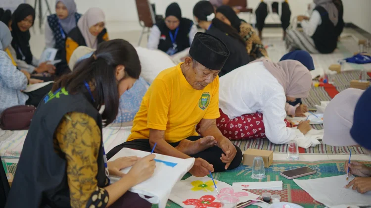 Peringati Hari Kartini, YDSF Madiun Ajak Lansia Melukis di Totebag
