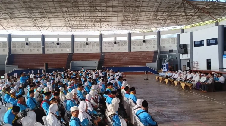 Berangkatkan Jemaah Haji Bupati Nanik Minta Jemaah Haji Jaga Kekompakan