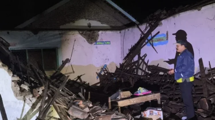 Hujan Lebat Picu Runtuhnya Gudang SDN 2 Bendo, Warga Soroti Kondisi Bangunan Tua