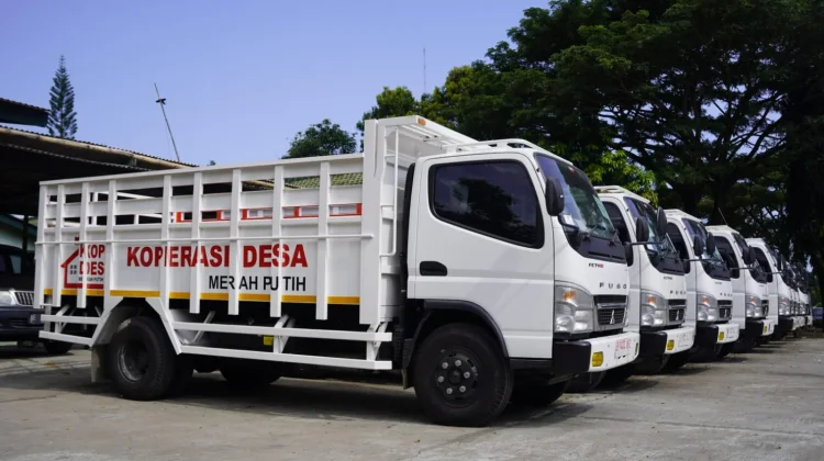 Bupati Pacitan Salurkan 23 Unit Truk Operasional Koperasi Desa Merah Putih
