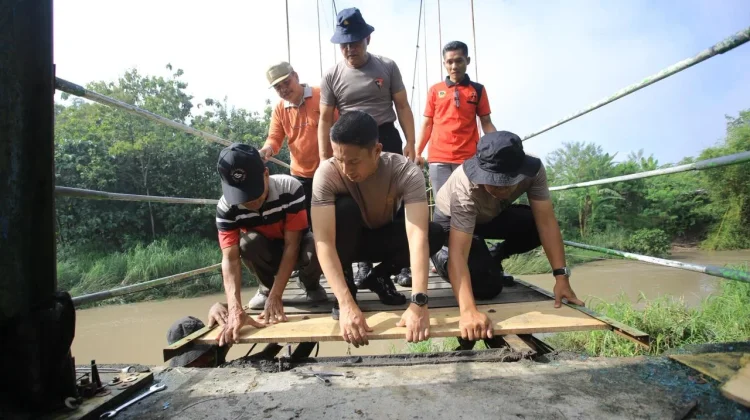 Polres Madiun Renovasi Jembatan Merah Putih di Purworejo Pilangkenceng