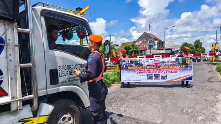 Prioritas Utama, KAI Daop 7 Madiun Kembali Ajak Masyarakat Disiplin di Perlintasan
