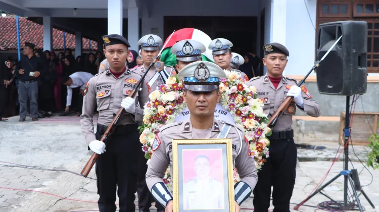 Wakapolres Ngawi Pimpin Upacara Pemakaman Kapolsek Kendal Alm. AKP Tri Handoyo