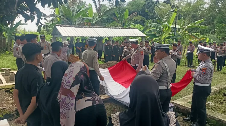 Kabagren Polres Ngawi Pimpin Upacara Pemakaman Alm. Aiptu Askuri Helmi