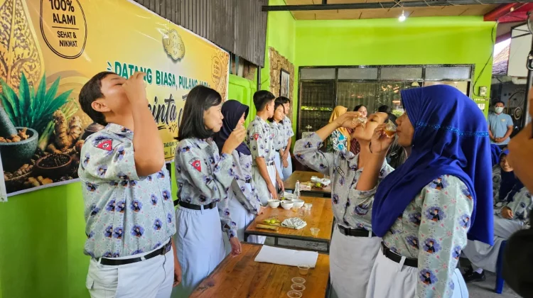 Kenalkan Warisan Budaya, Siswa SMPN 13 Kota Madiun Praktik Membuat Jamu
