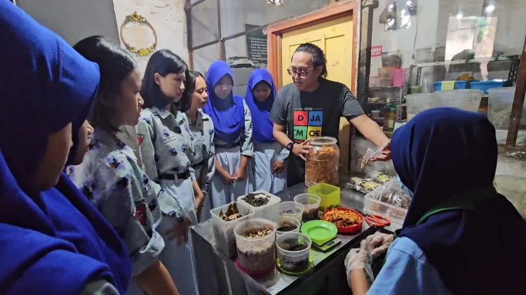 Cara Seru Pelajar Kota Madiun Mengenal Jamu lewat Praktik