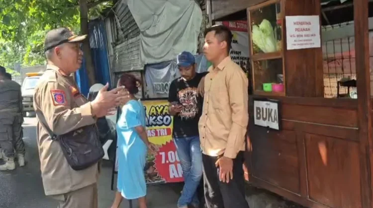 Satpol PP Ponorogo Sosialisasi ke PKL agar Tidak Berjualan di Trotoar