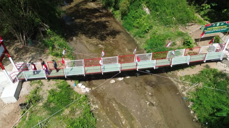 Semringah, Warga Bungkal Ponorogo Nikmati Jembatan Garuda