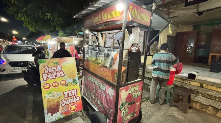 Es Jeruk Peras Favorit Warga Dolopo