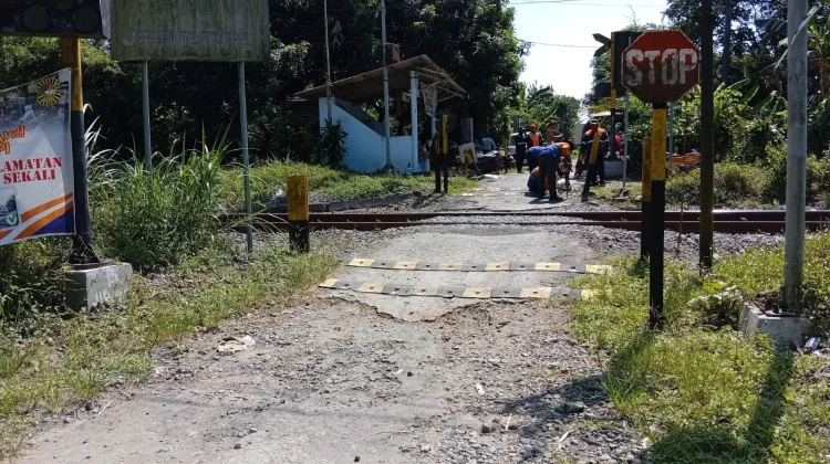 Jaga Keselamatan, KAI Daop 7 Madiun Lakukan Normalisasi Jalur