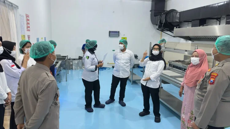 Pastikan Standar Operasional Berjalan Optimal, Wakapolres Madiun Tinjau SPPG
