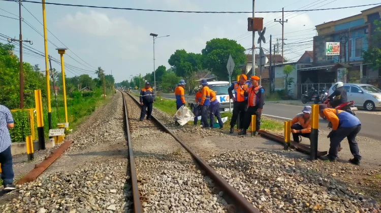 KAI Daop 7 Madiun Kembali Tutup Perlintasan Liar