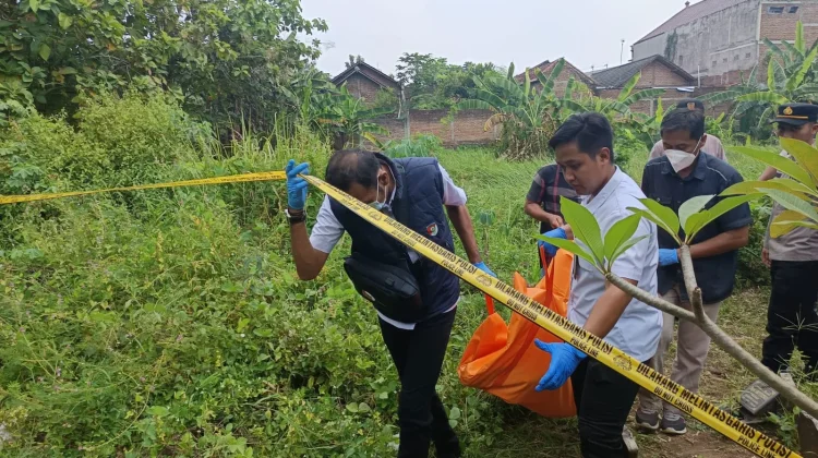 Warga Ponorogo Digegerkan Penemuan Mayat Perempuan di TPU