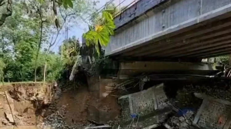 Hujan Deras, Tanggul Jembatan Plapar Ponorogo Ambrol