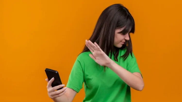 Psikolog Sarankan Batasi Komunikasi Keluar dari Hubungan Backburner