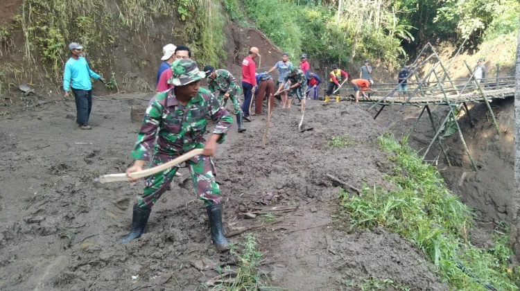 Longsor-Banjir Terjang Balong, TNI-Polri dan Warga Bangun Jembatan Darurat