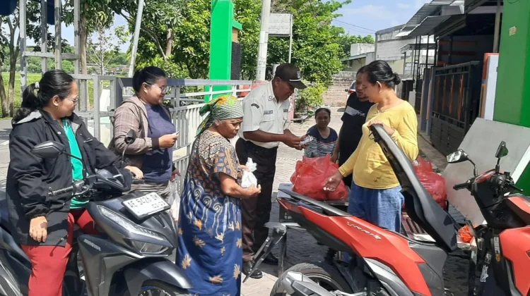Warga PGK Kota Madiun Bagikan Daging Kurban ke Masyarakat Luas