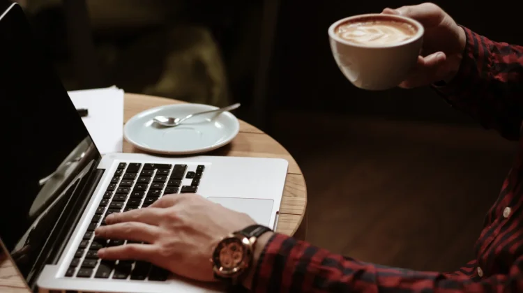 Psikolog Ungkap Fenomena Work From Coffeeshop pada Gen Z