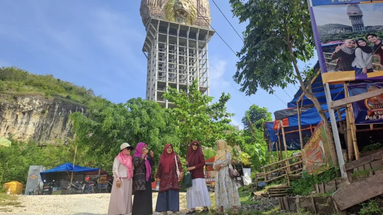 Monumen Reog Ponorogo Ramai Dikunjungi Wisatawan pada Akhir Pekan dan Hari Libur