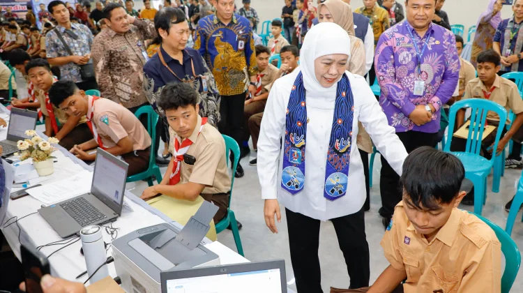 Khofifah Tinjau Pelaksanaan SPMB di Kota Madiun, Pastikan Proses Berjalan Lancar