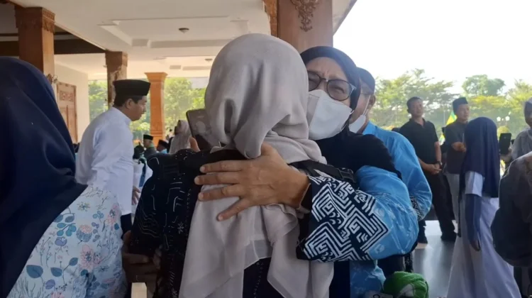 Tangis Haru Sambut Kepulangan 451 Jemaah Haji Kabupaten Madiun