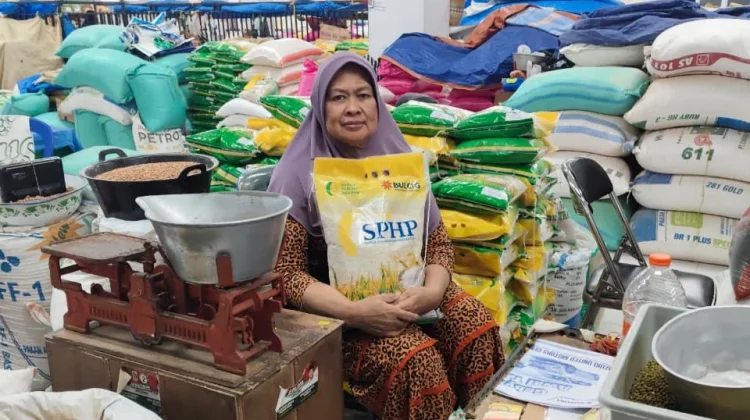 Bulog Ponorogo Lakukan Droping Beras SPHP ke Pasar