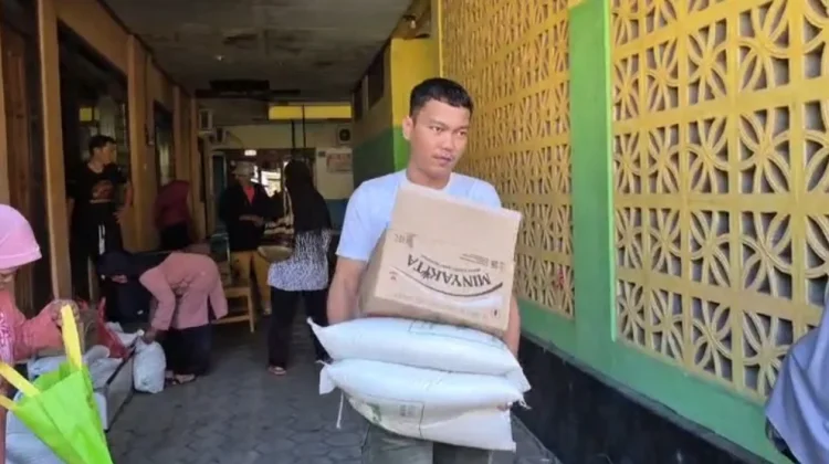 Bulog Ponorogo Salurkan Bantuan Pangan Beras dan Minyak Goreng