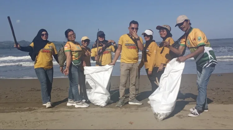 Hari Laut Sedunia, Relawan Magetan Peduli Alam Bersihkan Sampah Pantai Gemah.