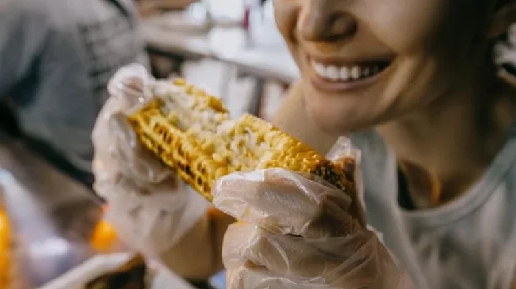Makan dengan Sarung Tangan Plastik, Apa Benar Lebih Sehat?