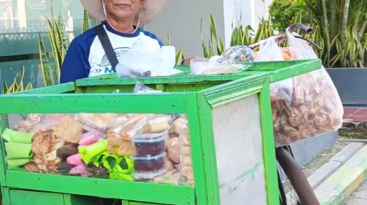 Lebih Dari 4 Dekade, Semangat Bu Sumarti Penjual Tenongan Keliling Kota Madiun