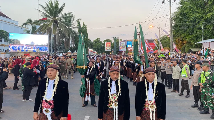 Ribuan Warga Padati Kirab Pusaka dan Pawai Lintas Sejarah di Ponorogo
