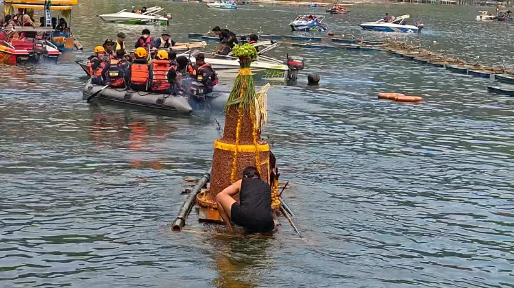 Momentum Suro, Pemkab Ponorogo Gelar Larungan di Telaga Ngebel