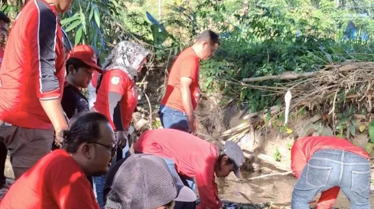 Peringati Bulan Bung Karno, PDIP Plaosan-Magetan Gelar Aksi Peduli Lingkungan