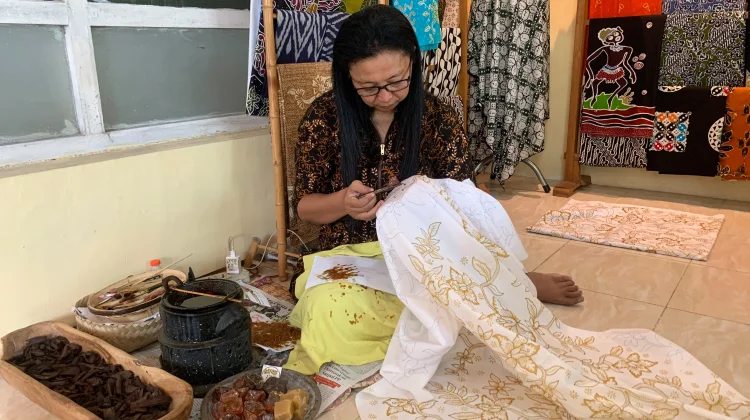 Batik UMKM Kota Madiun Dikenakan Arumi Bachsin saat Penjurian Lomba Cipta Kreasi