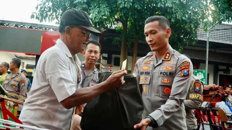 Hari Bhayangkara ke-80, Polres Ponorogo Salurkan Ratusan Paket Bansos