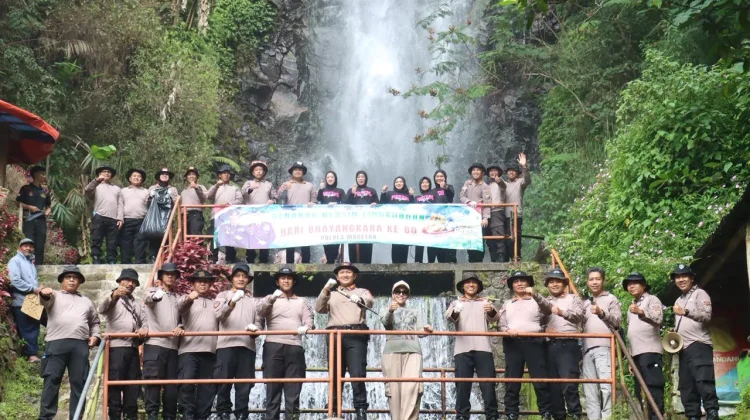 Jelang Hari Bhayangkara, Polres Magetan Bersihkan Kawasan Air Terjun Tirtosari
