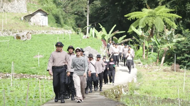 Polres Magetan Bersihkan Jalur Air Terjun Tirtosari dari Sampah Plastik