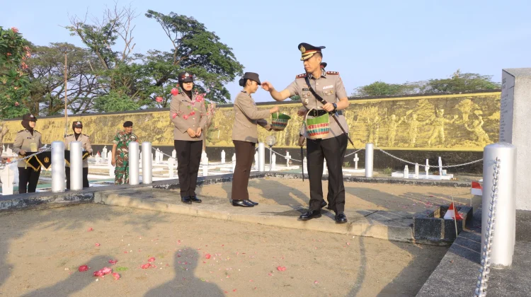 Hari Bhayangkara ke-80, Polres Madiun Ziarah dan Tabur Bunga di TMP