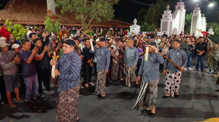 Kirab Pusaka dan Laku Bisu Warnai Tradisi Lampah Hastungkara di Magetan
