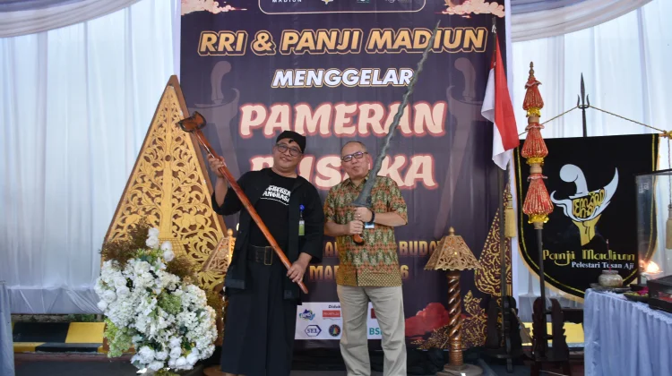 Keris Sepanjang Satu Meter Jadi Daya Tarik Pameran Pusaka di RRI Madiun