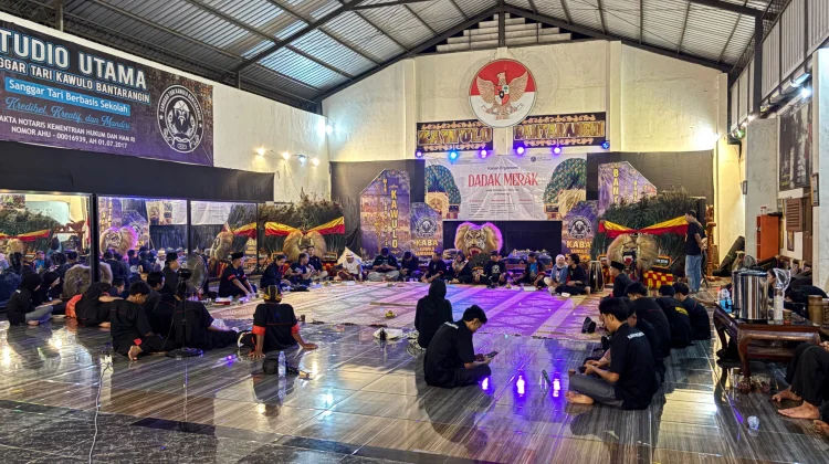 Akademisi UGM dan Seniman Ponorogo Gelar Diskusi Kajian Ergonomi Dadak Merak
