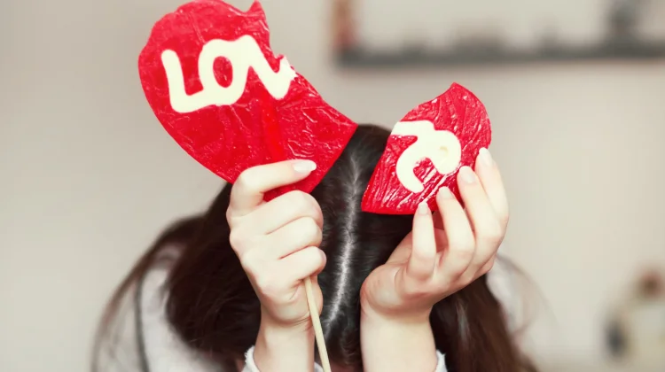 Pola Love Bombing, Berakhir Berkurangnya Perhatian hingga Ghosting