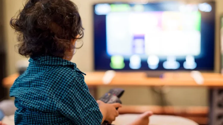 Orang Tua Wajib Tahu! Aturan Menonton TV untuk Anak Berdasarkan Usia