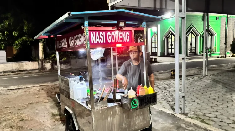 Nasi Goreng Keliling Favorit Warga Dolopo