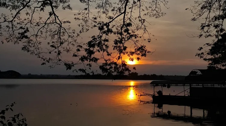 Sunset Waduk Bening Widas Jadi Daya Tarik Wisatawan, Cocok untuk Healing!