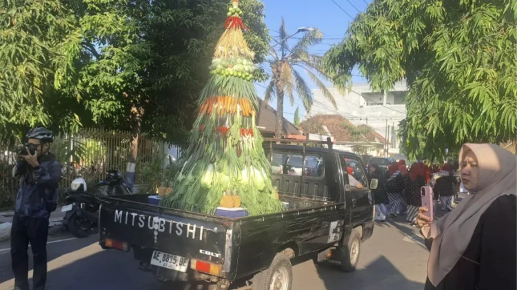 Bersih Desa, Gunungan Jaler dan Gunungan Estri dari Aneka Sayuran Jadi Daya Tarik