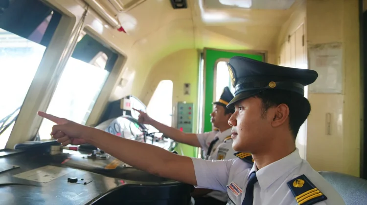 Edukasi Posisi Duduk Ergonomis Bagi Operator Kereta Api
