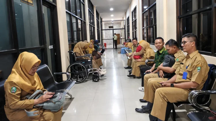 Ratusan Bakal Calon Kepala Sekolah Urus SKBN di RSUD dr. Sayidiman Magetan