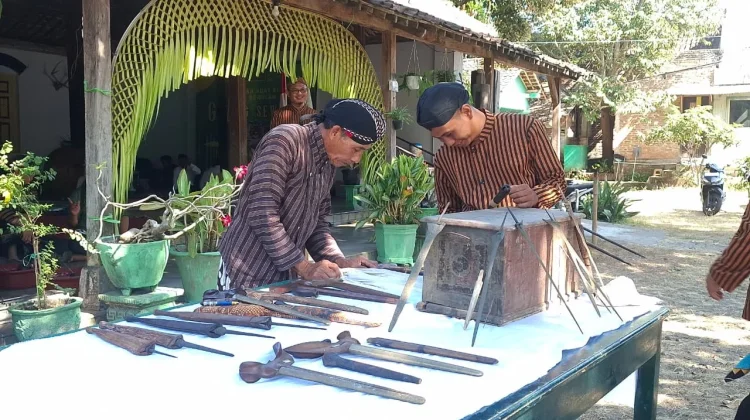 Pemdes Sewulan Dorong Pelestarian Tradisi Jamasan Pusaka